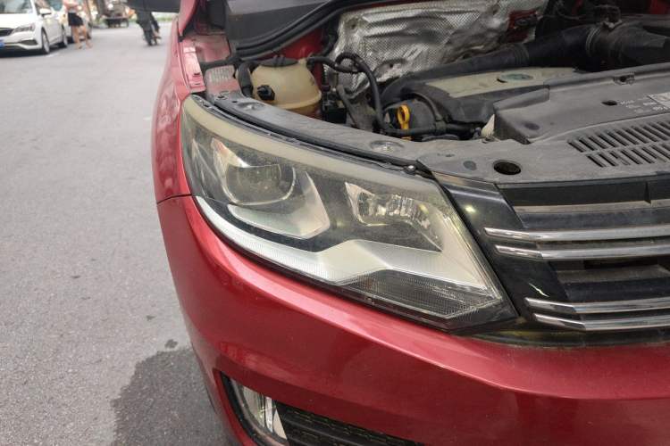 Used Volkswagen Tiguan 2015 1.8TSI Automatic All-Wheel-Drive Luxury Model Right Front Headlight
