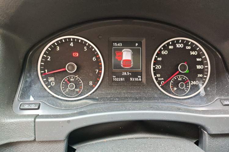 Used Volkswagen Tiguan 2015 1.8TSI Automatic All-Wheel-Drive Luxury Model Odometer Close Up