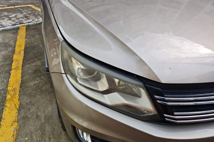 Used Volkswagen Tiguan 2015 1.8TSI Automatic All-Wheel-Drive Luxury Model Right Front Headlight