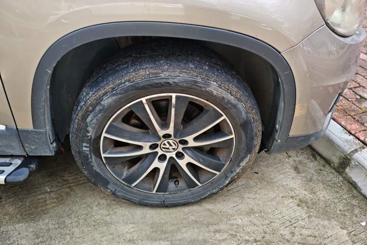 Used Volkswagen Tiguan 2015 1.8TSI Automatic All-Wheel-Drive Luxury Model Right Front Wheel Hub