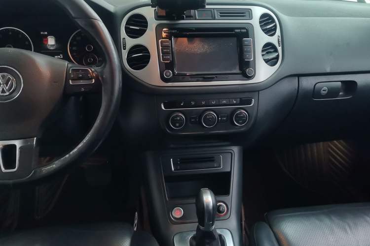 Used Volkswagen Tiguan 2015 1.8TSI Automatic Two-Wheel Drive Luxury Model Audio And AC Panel