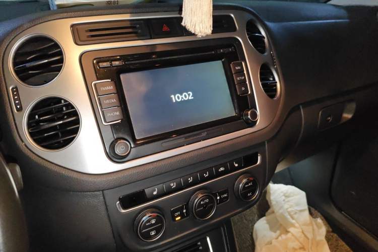 Used Volkswagen Tiguan 2015 1.8TSI Automatic All-Wheel-Drive Luxury Model Audio And AC Panel