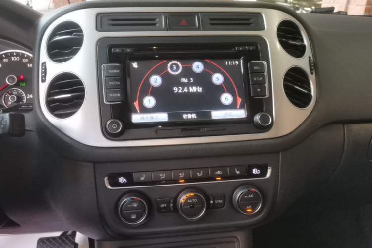 Used Volkswagen Tiguan 2015 1.8TSI Automatic Two-Wheel Drive Luxury Model Audio And AC Panel