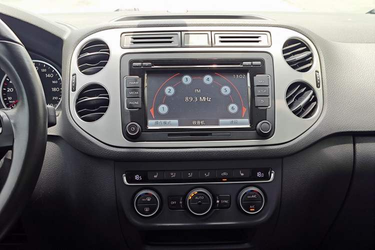 Used Volkswagen Tiguan 2015 1.8TSI Automatic Two-Wheel Drive Luxury Model Audio And AC Panel