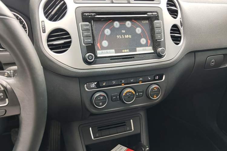 Used Volkswagen Tiguan 2015 1.8TSI Automatic Two-Wheel Drive Luxury Model Audio And AC Panel