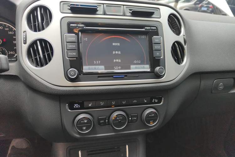 Used Volkswagen Tiguan 2015 1.8TSI Automatic All-Wheel-Drive Luxury Model Audio And AC Panel