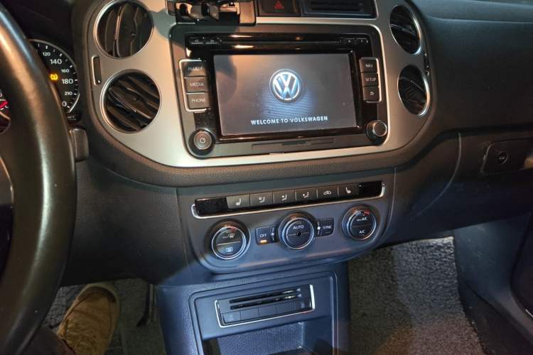Used Volkswagen Tiguan 2015 2.0 TSI Automatic All-Wheel Drive Luxury Edition Audio And AC Panel