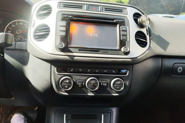 Used Volkswagen Tiguan 2015 1.8TSI Automatic Two-Wheel Drive Luxury Model Audio And AC Panel