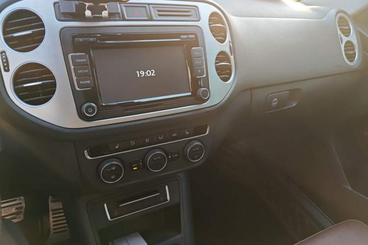 Used Volkswagen Tiguan 2015 1.8TSI Automatic Two-Wheel Drive Luxury Model Audio And AC Panel
