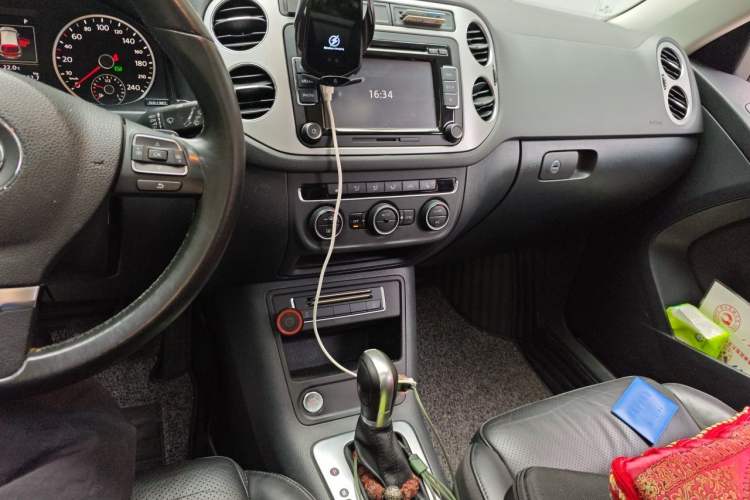 Used Volkswagen Tiguan 2015 1.8TSI Automatic Two-Wheel Drive Luxury Model Audio And AC Panel