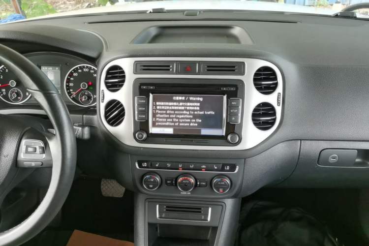 Used Volkswagen Tiguan 2015 1.8TSI Automatic Two-Wheel Drive Luxury Model Audio And AC Panel