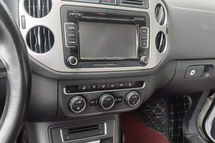 Used Volkswagen Tiguan 2015 1.8TSI Automatic All-Wheel-Drive Luxury Model Audio And AC Panel
