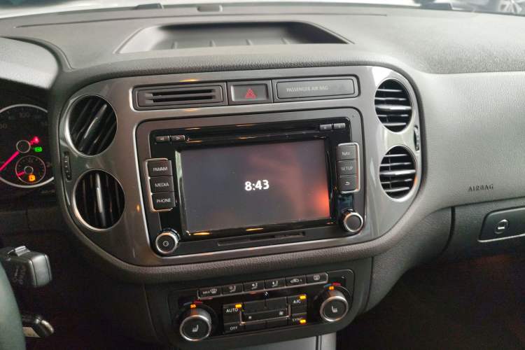 Used Volkswagen Tiguan 2015 2.0 TSI Comfort Edition Audio And AC Panel