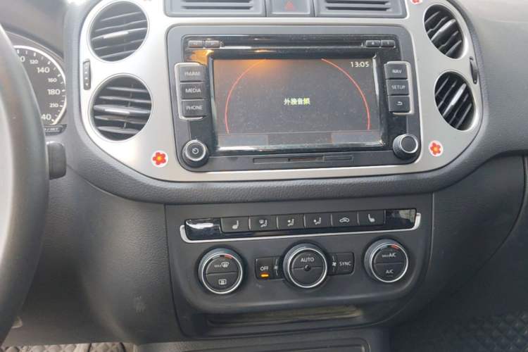 Used Volkswagen Tiguan 2015 1.8TSI Automatic All-Wheel-Drive Luxury Model Audio And AC Panel