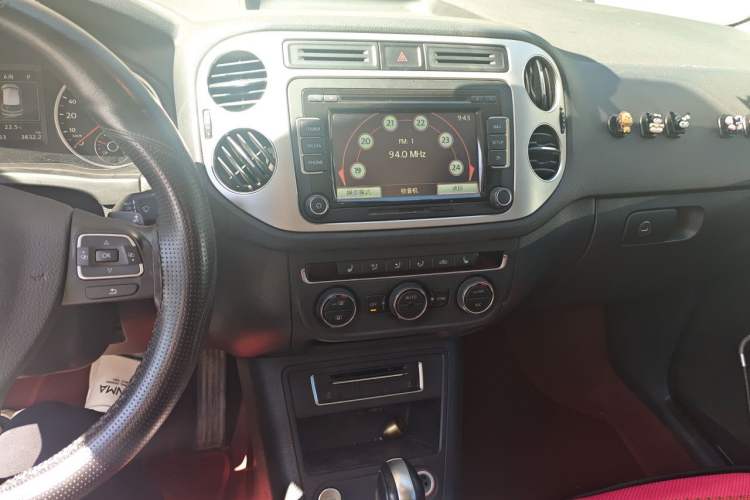 Used Volkswagen Tiguan 2015 1.8TSI Automatic Two-Wheel Drive Luxury Model Audio And AC Panel