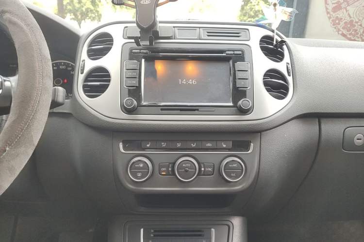 Used Volkswagen Tiguan 2015 1.8TSI Automatic Two-Wheel Drive Luxury Model Audio And AC Panel