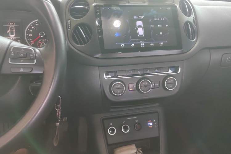 Used Volkswagen Tiguan 2015 1.8TSI Manual Two-Wheel-Drive Limited Edition Audio And AC Panel
