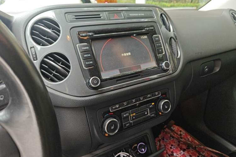 Used Volkswagen Tiguan 2015 2.0 TSI Comfort Edition Audio And AC Panel