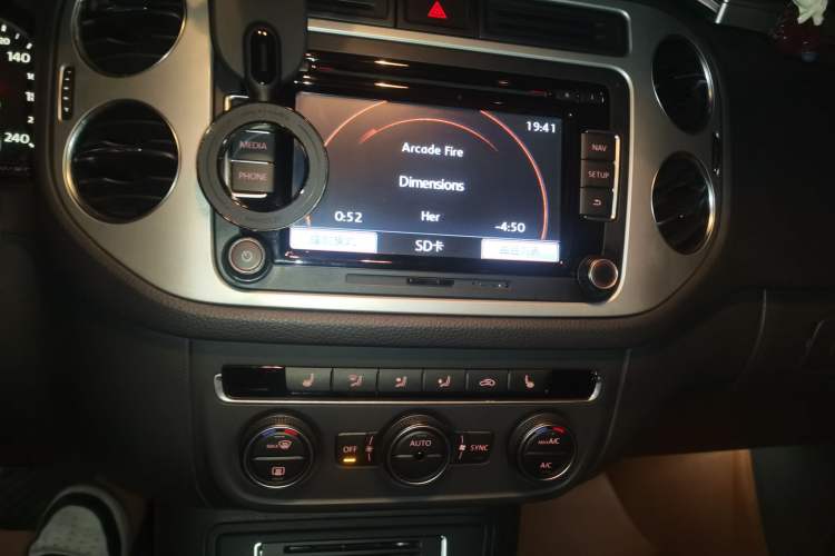Used Volkswagen Tiguan 2015 1.8TSI Automatic All-Wheel-Drive Luxury Model Audio And AC Panel