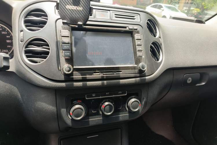Used Volkswagen Tiguan 2015 1.8TSI Automatic Two-Wheel Drive Trend Edition Audio And AC Panel