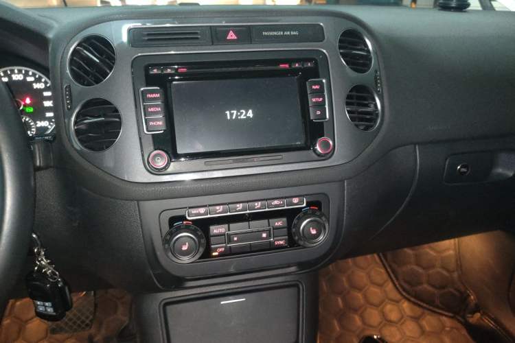 Used Volkswagen Tiguan 2015 2.0 TSI Comfort Edition Audio And AC Panel