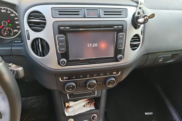Used Volkswagen Tiguan 2015 1.8TSI Automatic Two-Wheel Drive Luxury Model Audio And AC Panel