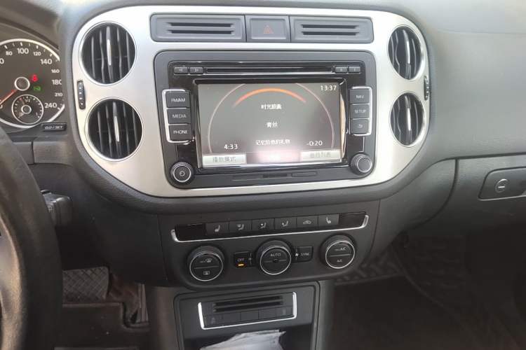 Used Volkswagen Tiguan 2015 1.8TSI Automatic All-Wheel-Drive Luxury Model Audio And AC Panel