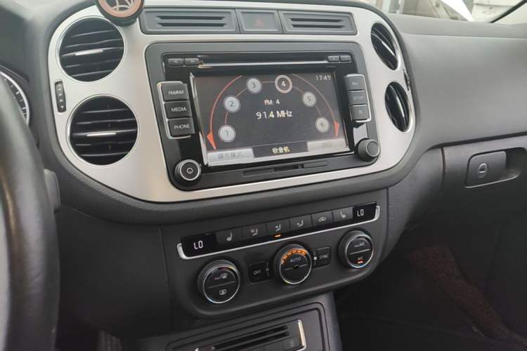 Used Volkswagen Tiguan 2015 1.8TSI Automatic Two-Wheel Drive Luxury Model Audio And AC Panel