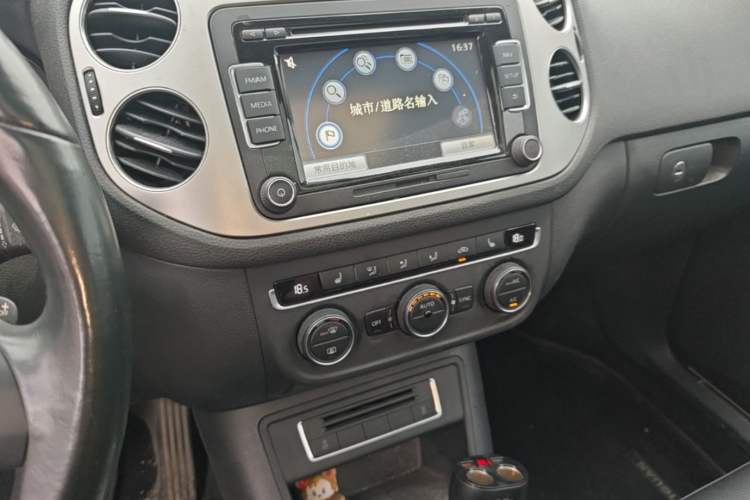 Used Volkswagen Tiguan 2015 1.8TSI Automatic Two-Wheel Drive Luxury Model Audio And AC Panel