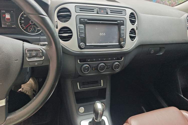 Used Volkswagen Tiguan 2015 1.8TSI Automatic Two-Wheel Drive Luxury Model Audio And AC Panel