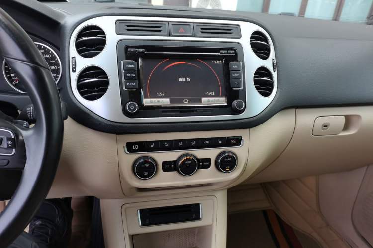 Used Volkswagen Tiguan 2015 1.8TSI Automatic Two-Wheel Drive Luxury Model Audio And AC Panel