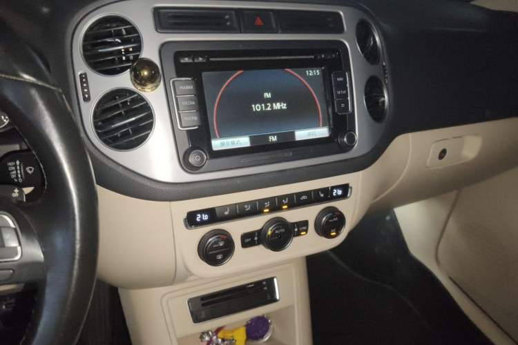 Used Volkswagen Tiguan 2015 2.0 TSI Automatic All-Wheel Drive Luxury Edition Audio And AC Panel