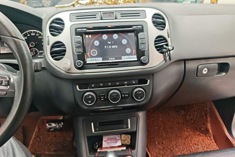 Used Volkswagen Tiguan 2015 1.8TSI Automatic Two-Wheel Drive Luxury Model Audio And AC Panel