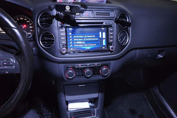 Used Volkswagen Tiguan 2015 1.8TSI Manual Two-Wheel Drive Fashion Edition Audio And AC Panel