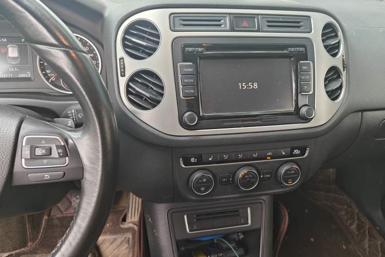 Used Volkswagen Tiguan 2015 2.0 TSI Automatic All-Wheel Drive Luxury Edition Audio And AC Panel