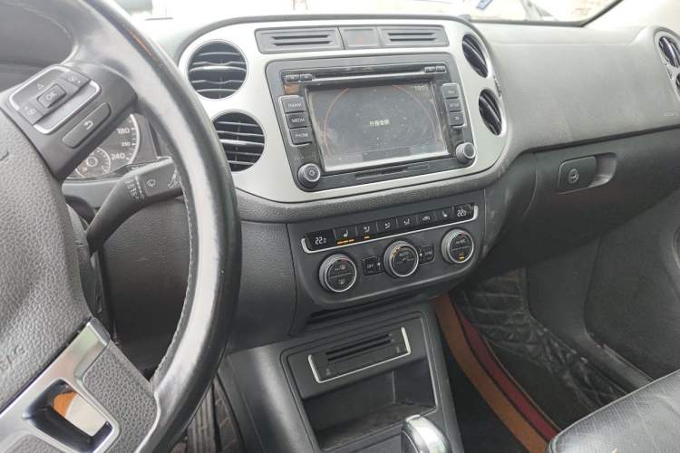 Used Volkswagen Tiguan 2015 2.0 TSI Automatic All-Wheel Drive Luxury Edition Audio And AC Panel