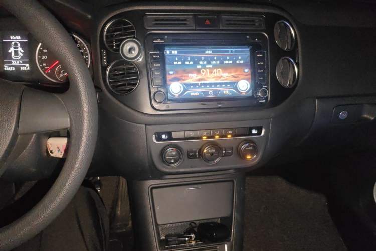 Used Volkswagen Tiguan 2015 1.4TSI Manual Two-Wheel Drive BlueMotion Edition Audio And AC Panel
