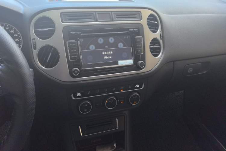 Used Volkswagen Tiguan 2015 1.8TSI Automatic Two-Wheel Drive Luxury Model Audio And AC Panel