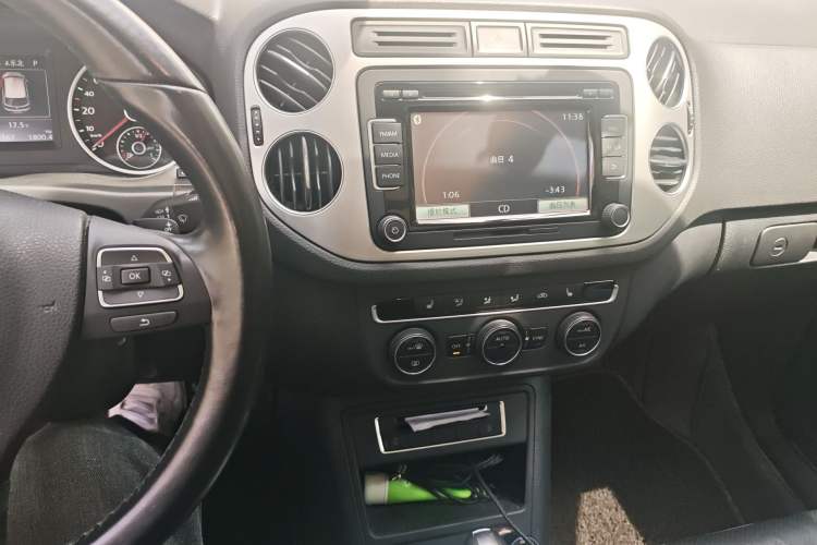 Used Volkswagen Tiguan 2015 1.8TSI Automatic Two-Wheel Drive Luxury Model Audio And AC Panel