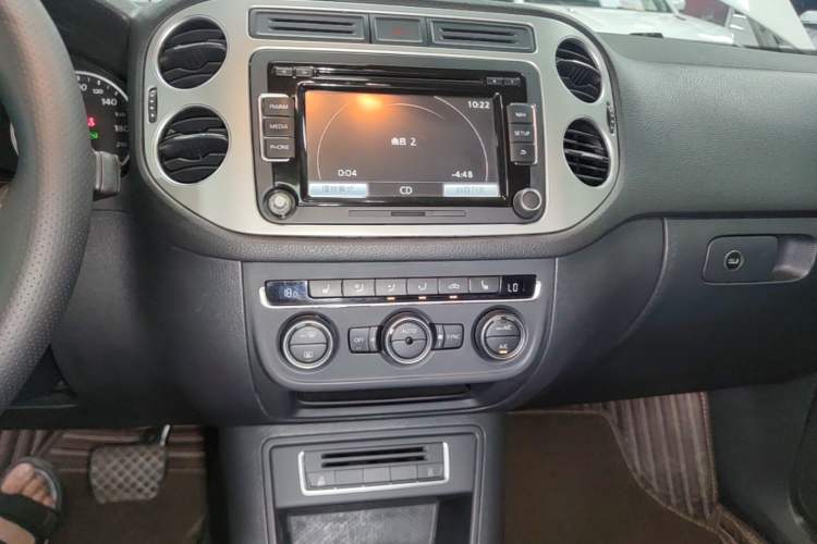 Used Volkswagen Tiguan 2015 1.8TSI Automatic Two-Wheel Drive Luxury Model Audio And AC Panel