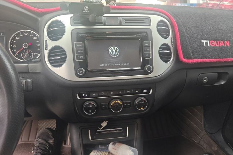 Used Volkswagen Tiguan 2015 1.8TSI Automatic Two-Wheel Drive Luxury Model Audio And AC Panel