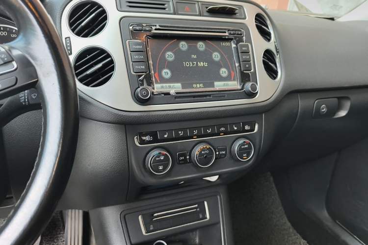 Used Volkswagen Tiguan 2015 1.8TSI Automatic Two-Wheel Drive Luxury Model Audio And AC Panel