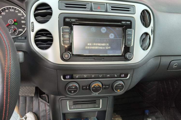 Used Volkswagen Tiguan 2015 1.8TSI Automatic Two-Wheel Drive Luxury Model Audio And AC Panel