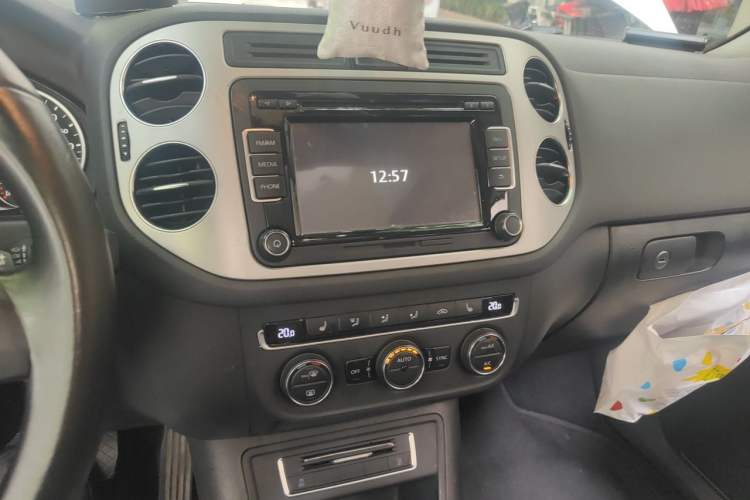 Used Volkswagen Tiguan 2015 1.8TSI Automatic All-Wheel-Drive Luxury Model Audio And AC Panel