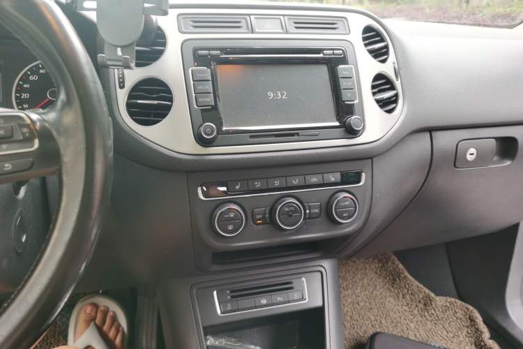 Used Volkswagen Tiguan 2015 2.0 TSI Automatic All-Wheel Drive Flagship Edition Audio And AC Panel