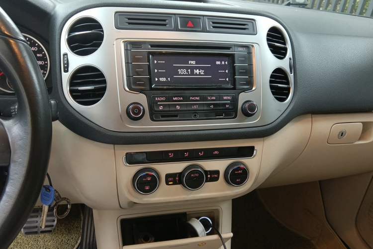 Used Volkswagen Tiguan 2015 1.8TSI Automatic Two-Wheel Drive Comfort Edition Audio And AC Panel