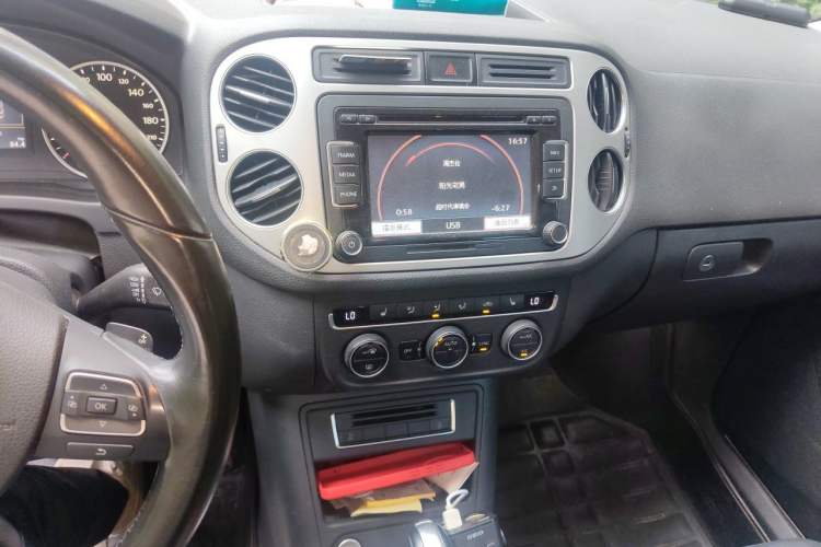 Used Volkswagen Tiguan 2015 1.8TSI Automatic Two-Wheel Drive Luxury Model Audio And AC Panel