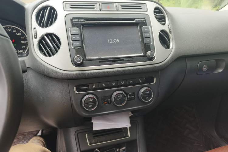 Used Volkswagen Tiguan 2015 2.0 TSI Automatic All-Wheel Drive Luxury Edition Audio And AC Panel