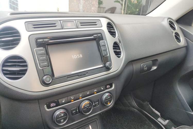 Used Volkswagen Tiguan 2015 1.8TSI Automatic Two-Wheel Drive Luxury Model Audio And AC Panel
