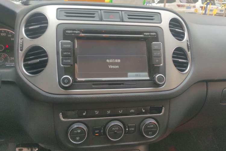 Used Volkswagen Tiguan 2015 2.0 TSI Automatic All-Wheel Drive Luxury Edition Audio And AC Panel